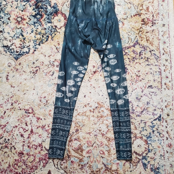 Sold - Onzie Yoga High Waisted Lucky Eye Graphic Leggings Size XS - Picture 3 of 10